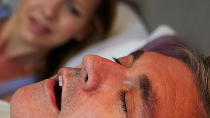 Pensi di soffrire di apnee notturne del sonno? Il tuo partner può aiutarti a capirlo.